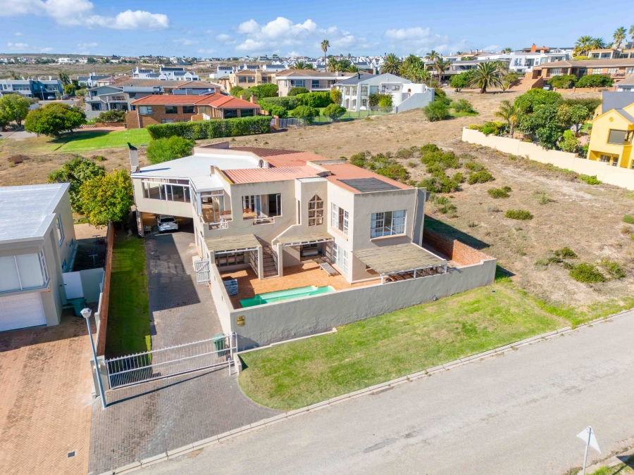 8 Bedroom Property for Sale in Middedorp Western Cape